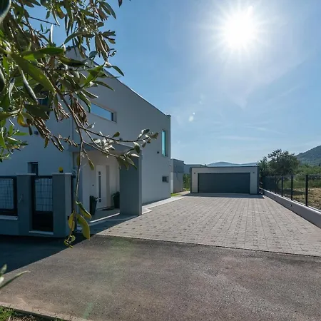 Vitis Villa *